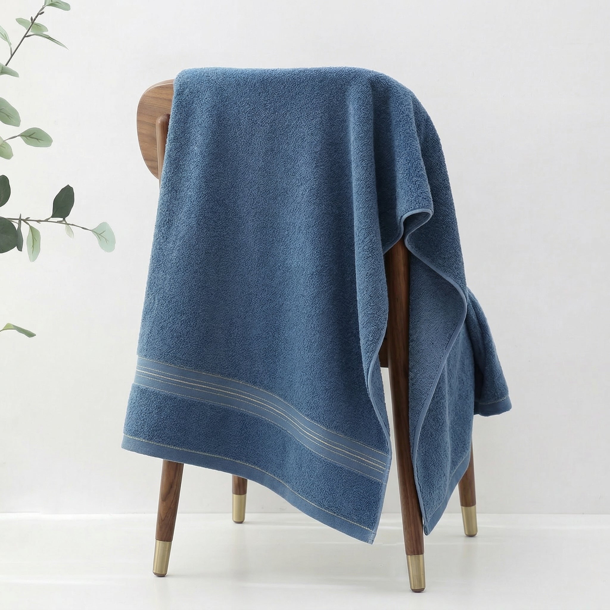 Serviette de plage homme bleue pliée pour van et camping-car