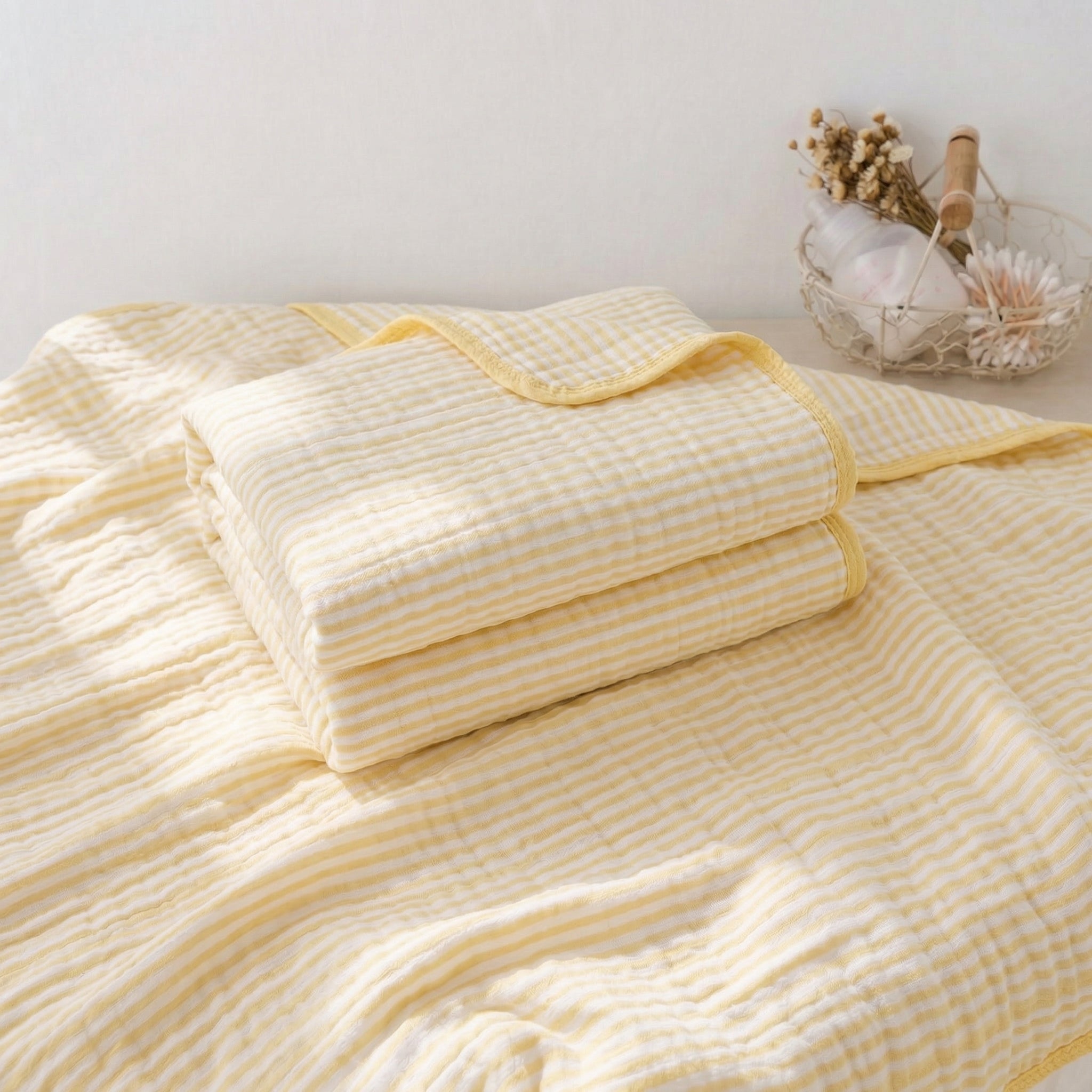 Plaid bébé jaune en coton mousseline gaufré plié
