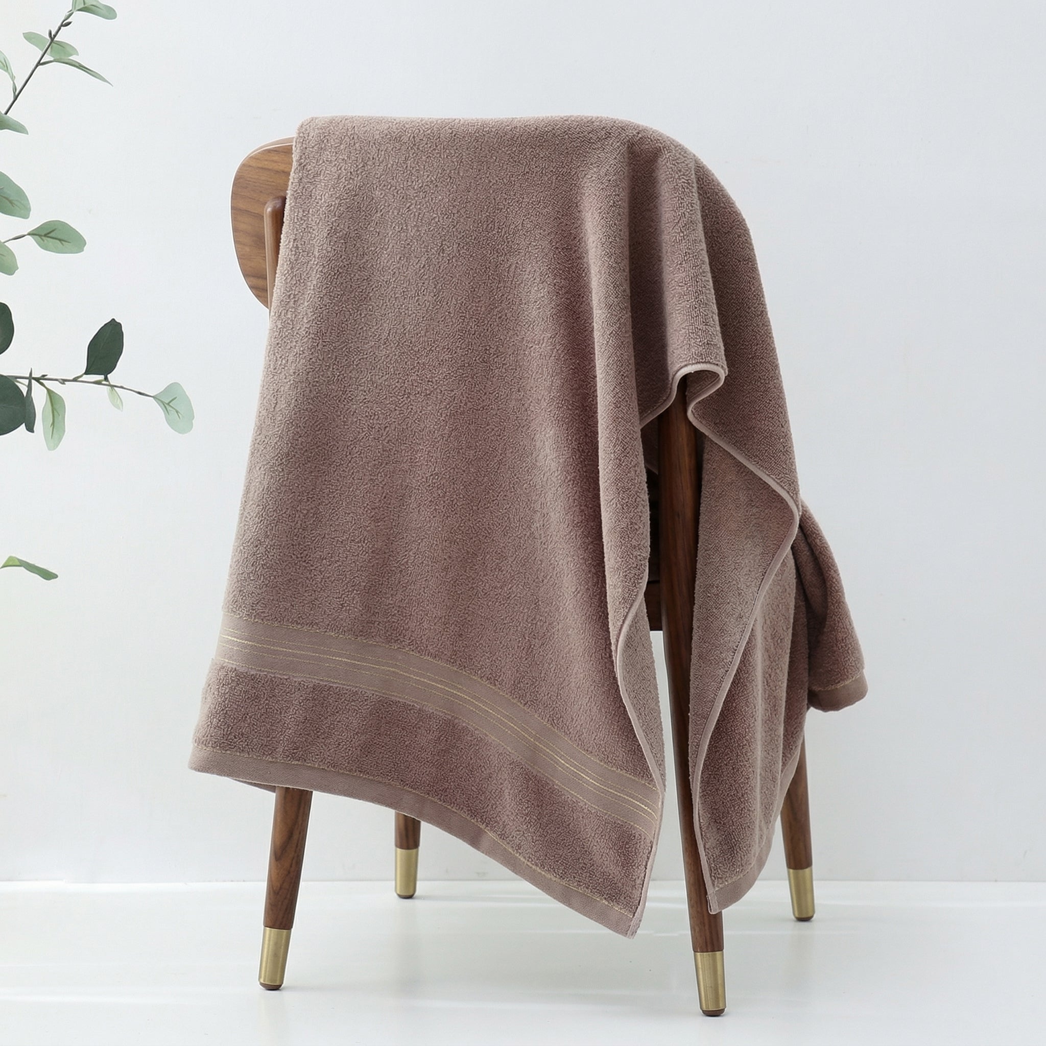 Serviette de plage homme marron pliée pour van et camping-car