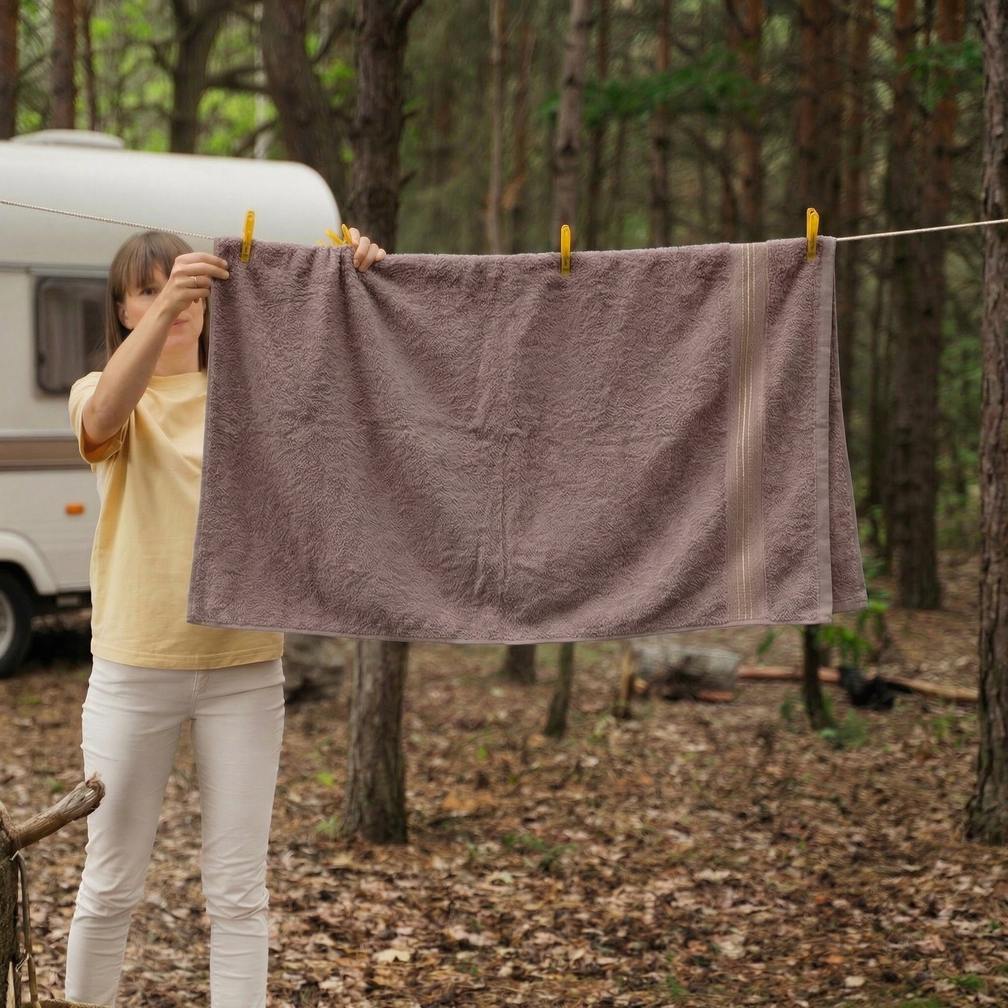 Détail de la texture éponge de la serviette marron