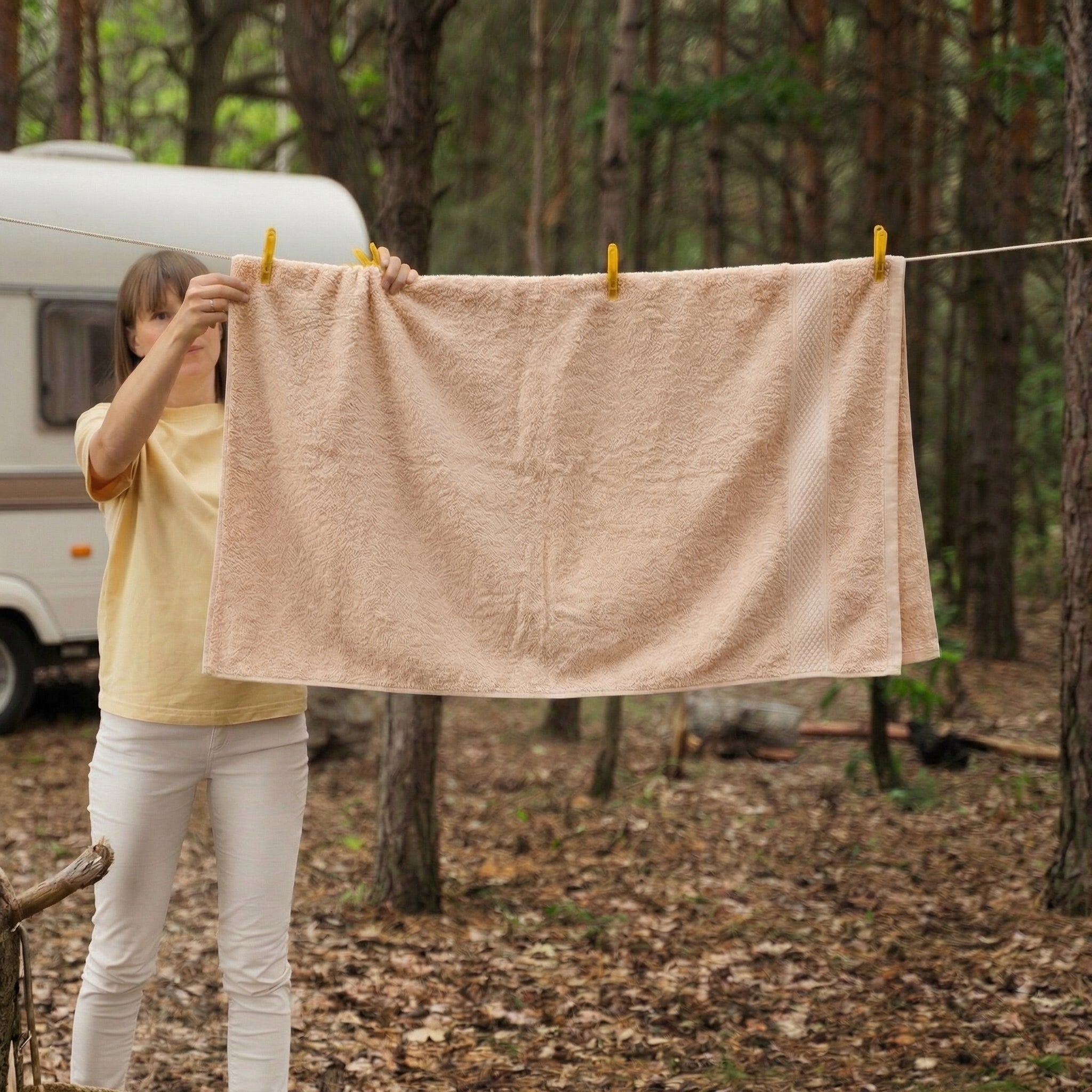 Détail de la texture éponge de la serviette beige