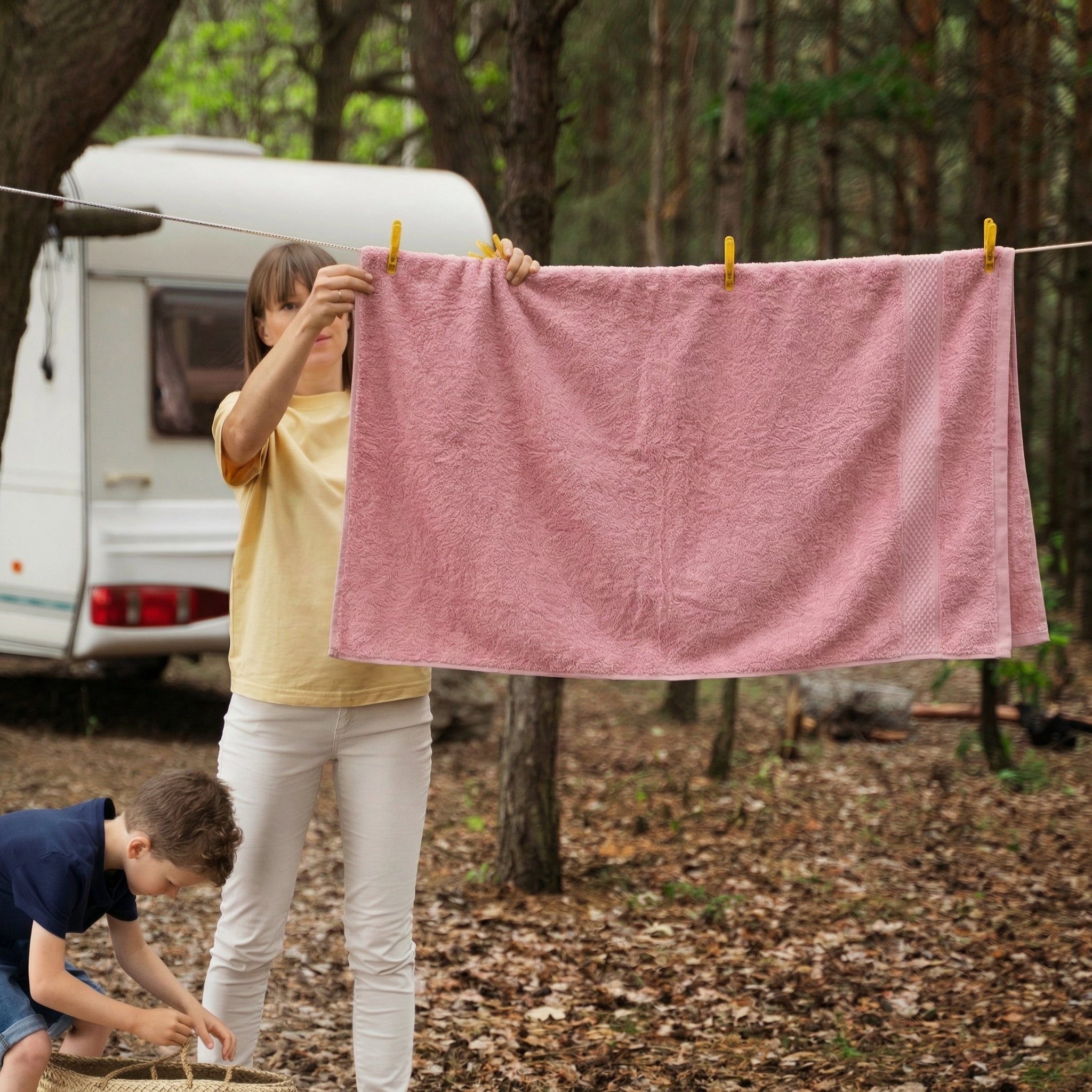 Détail de la texture éponge de la serviette rose