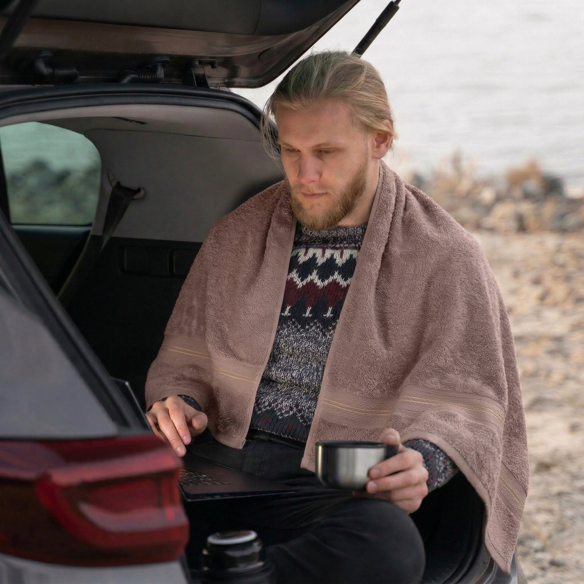 Serviette de plage marron utilisée en extérieur bord de mer