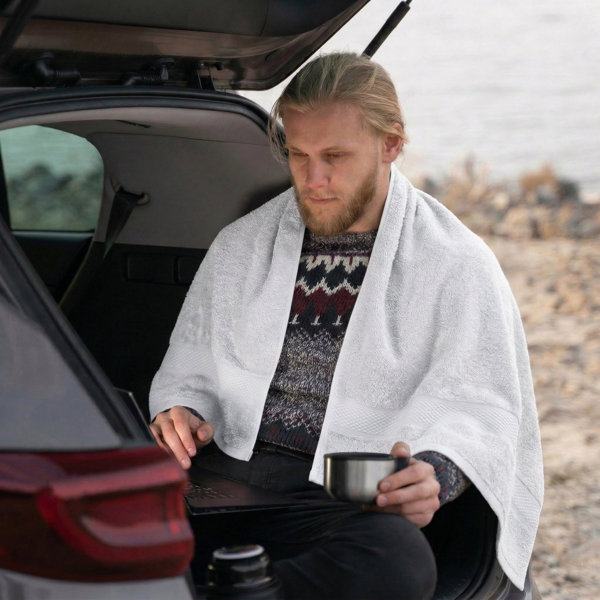 Serviette de plage blanche utilisée en extérieur bord de mer