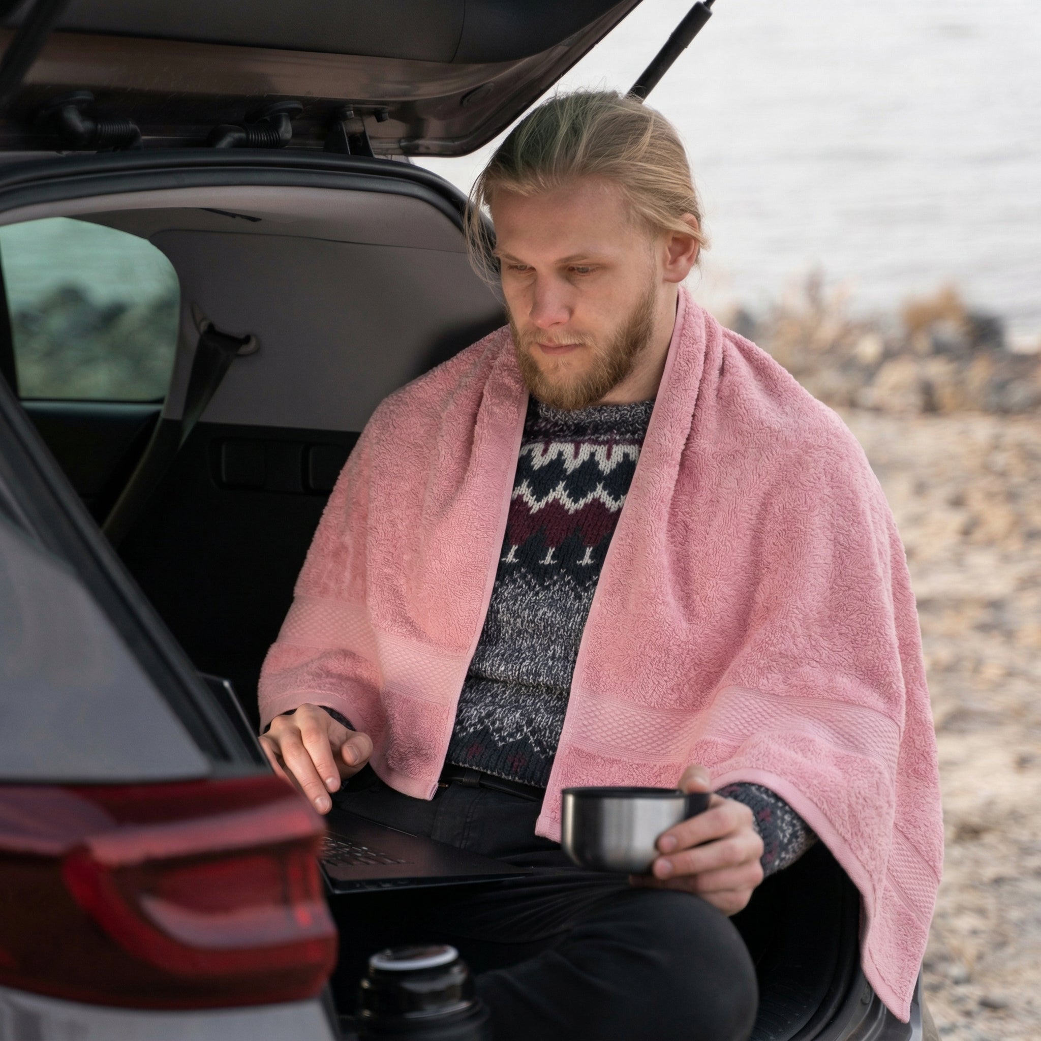 Serviette de plage rose utilisée en extérieur bord de mer