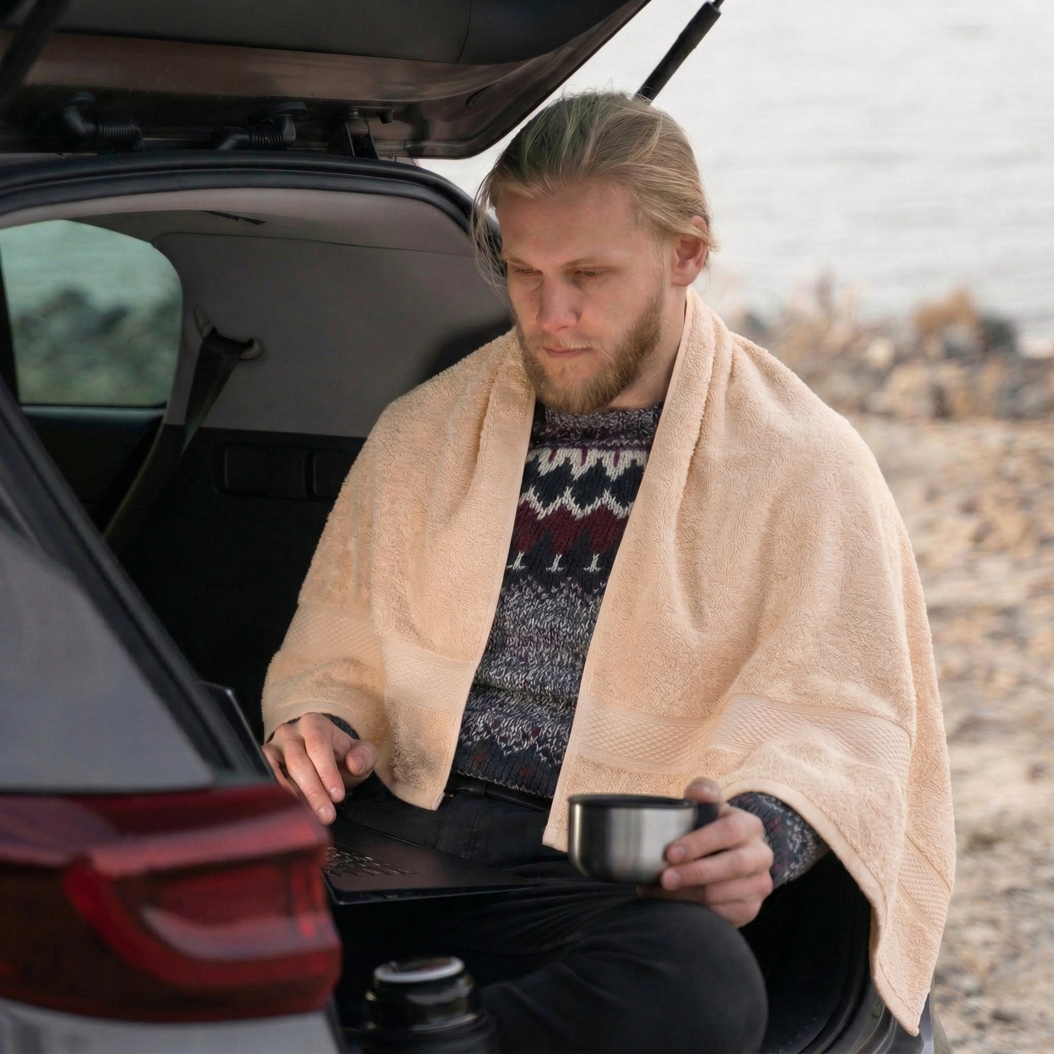 Serviette de plage beige utilisée en extérieur bord de mer