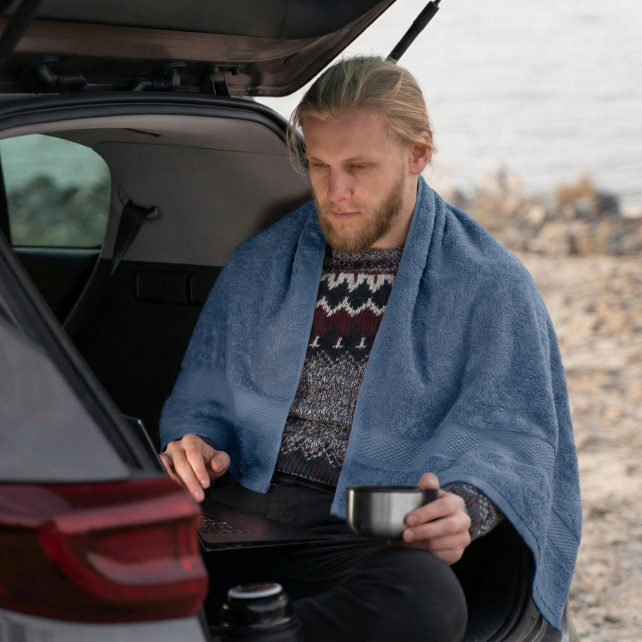 Serviette de plage bleue utilisée en extérieur bord de mer