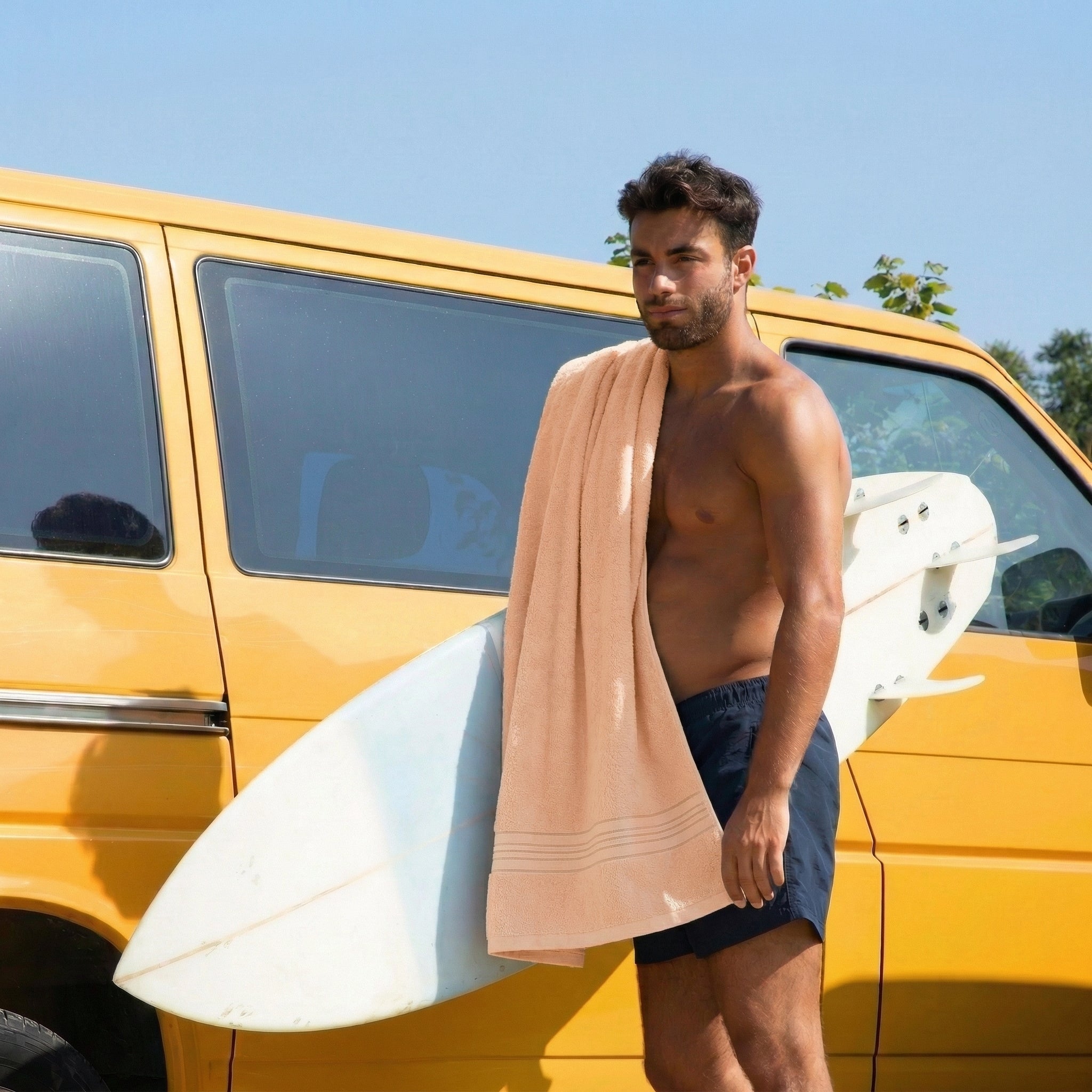 Serviette homme beige roulée compacte pour le rangement van