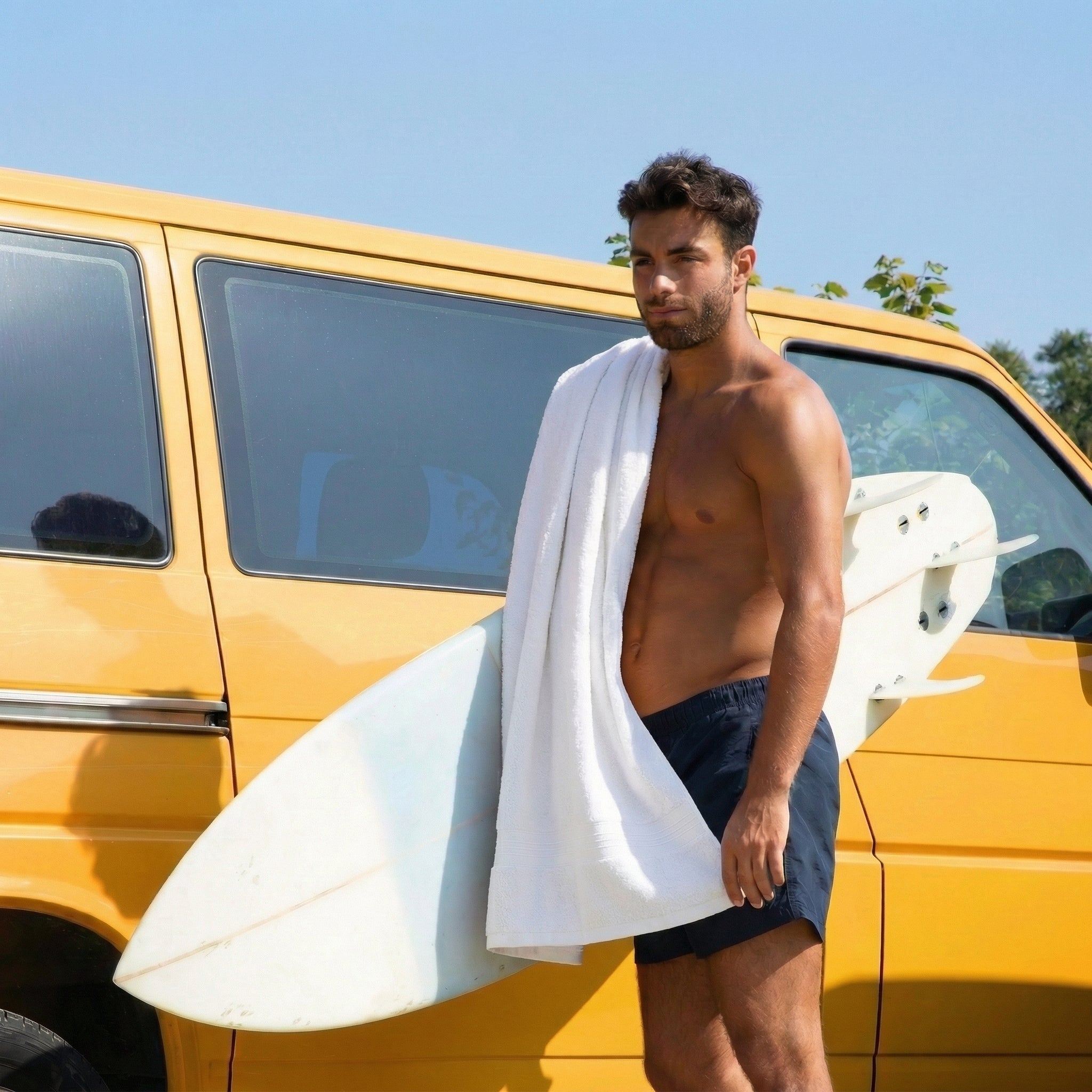 Serviette homme blanche roulée compacte pour le rangement van