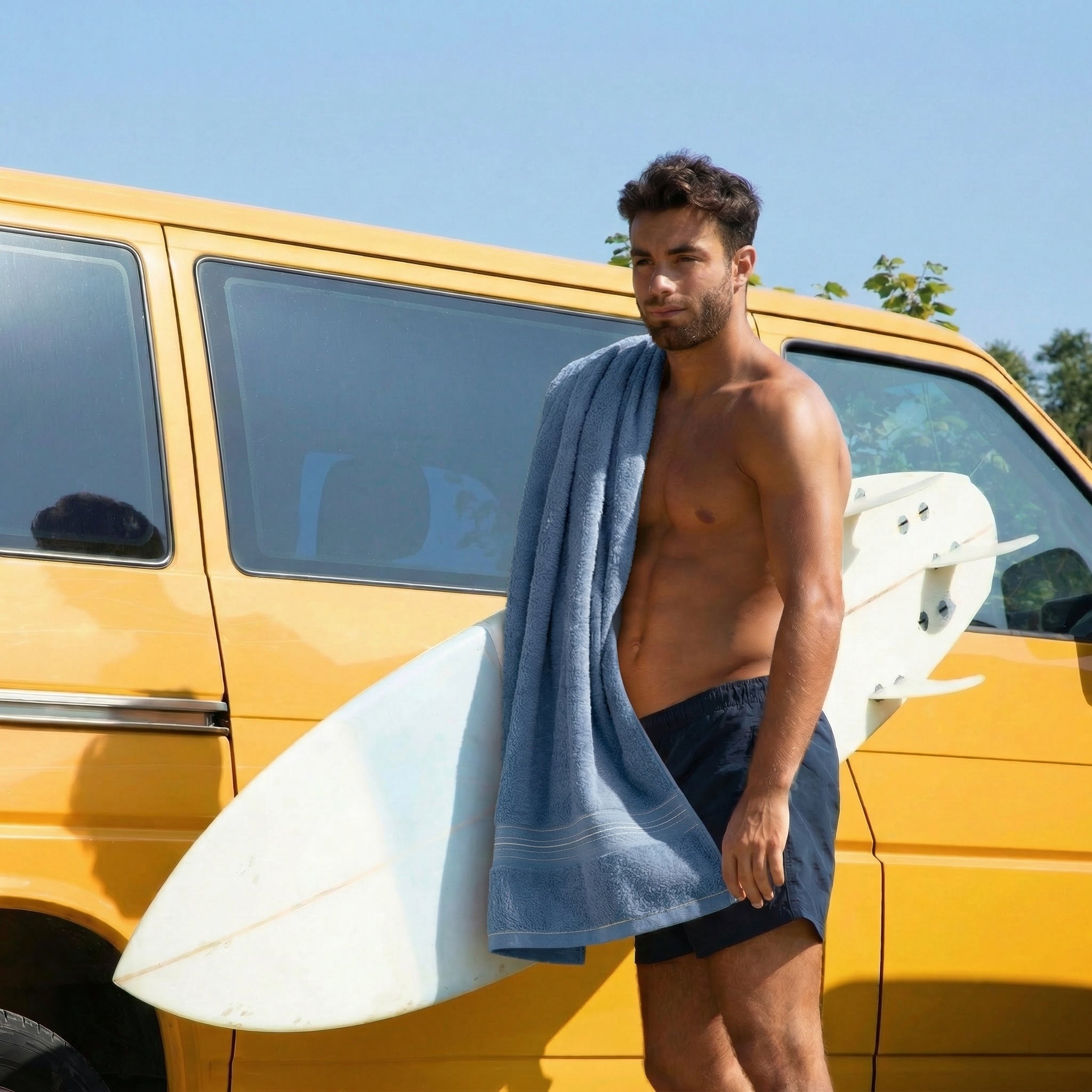 Serviette homme bleue roulée compacte pour le rangement van