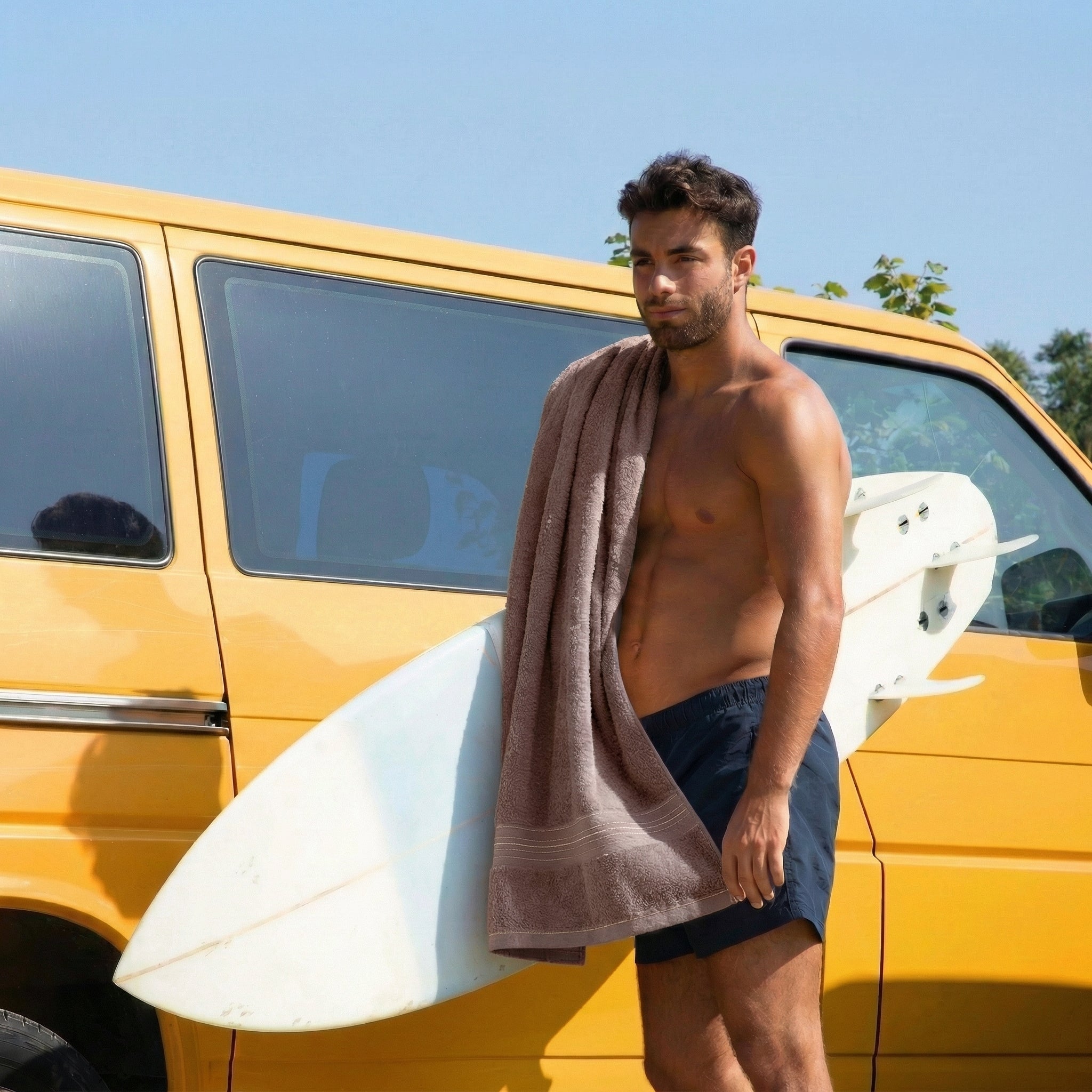 Serviette homme marron roulée compacte pour le rangement van