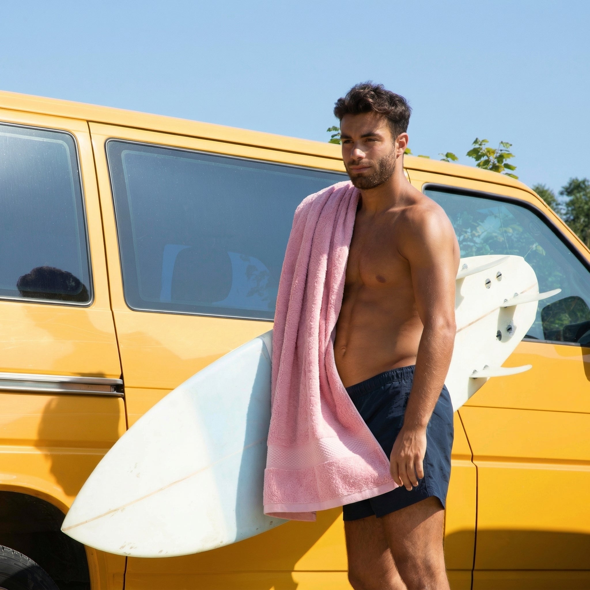 Serviette homme rose roulée compacte pour le rangement van